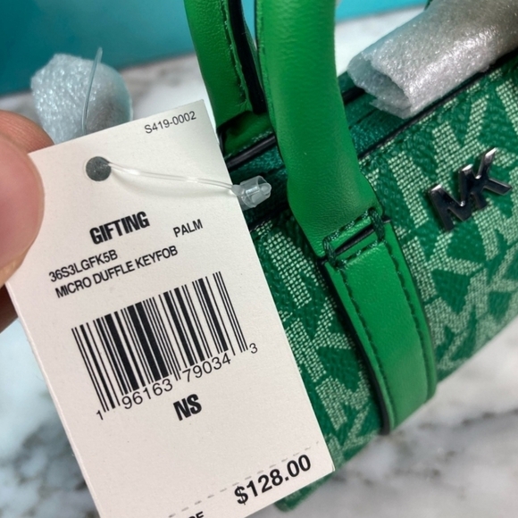 💚HP💚🔹️MICHAEL KORS | Micro Duffle gifting  Keyfob in Green NEW WITH BOX - Picture 5 of 8